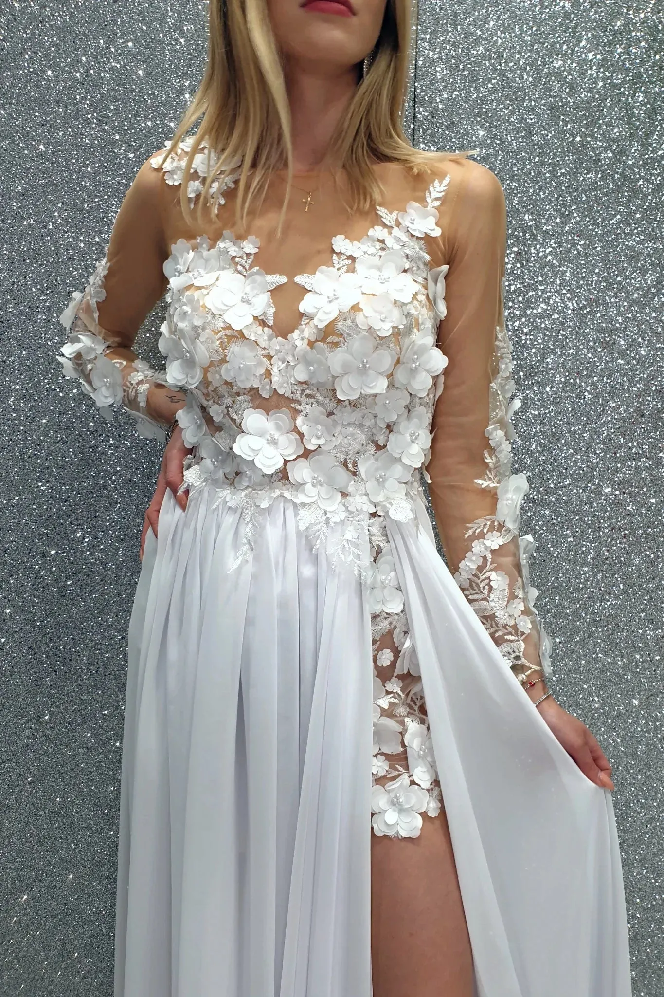 Abito lungo bianco con lo strascico e corpetto in tulle nude a fiori 3D