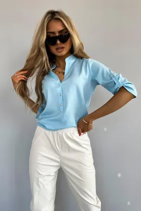 Camicia celeste con scollo a V alla coreana e bottoni dorati