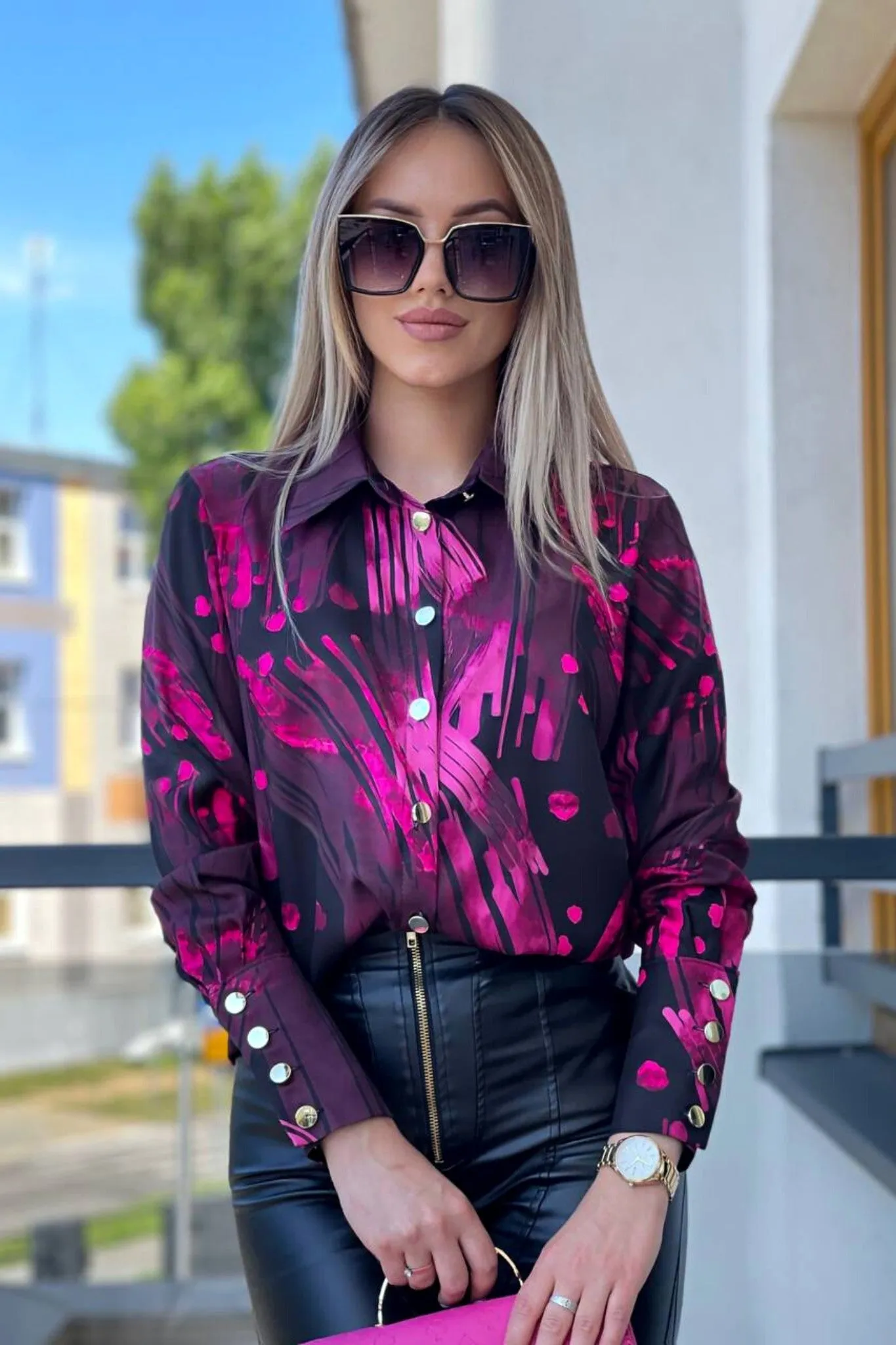 Camicia elegante nera a fantasia astratta fucsia viola con bottoni dorati