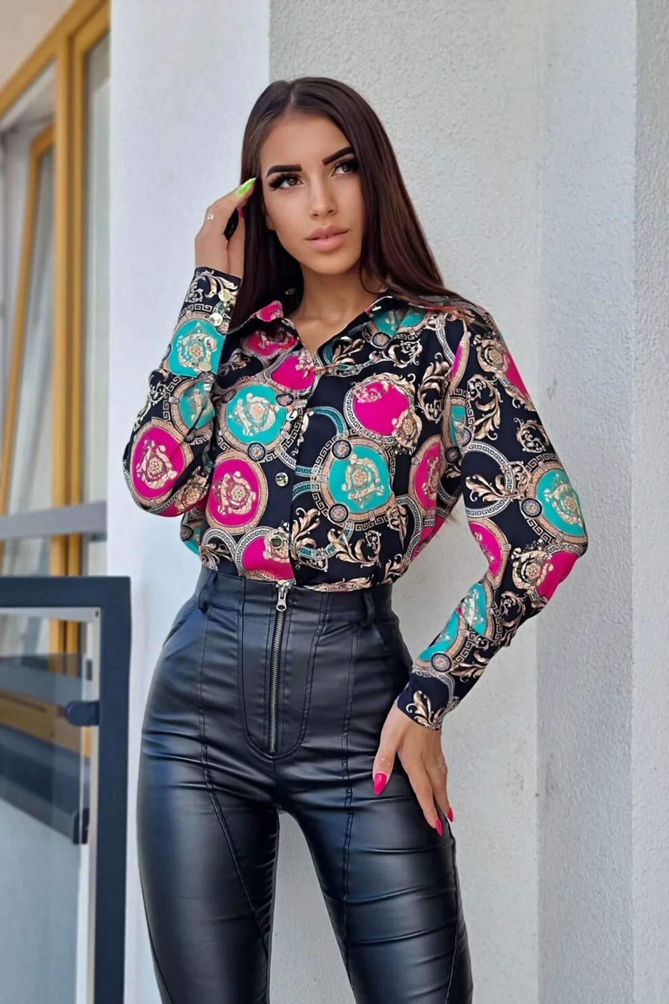 Camicia elegante nera a fantasia damascata e cerchi fucsia verde acqua con bottoni dorati