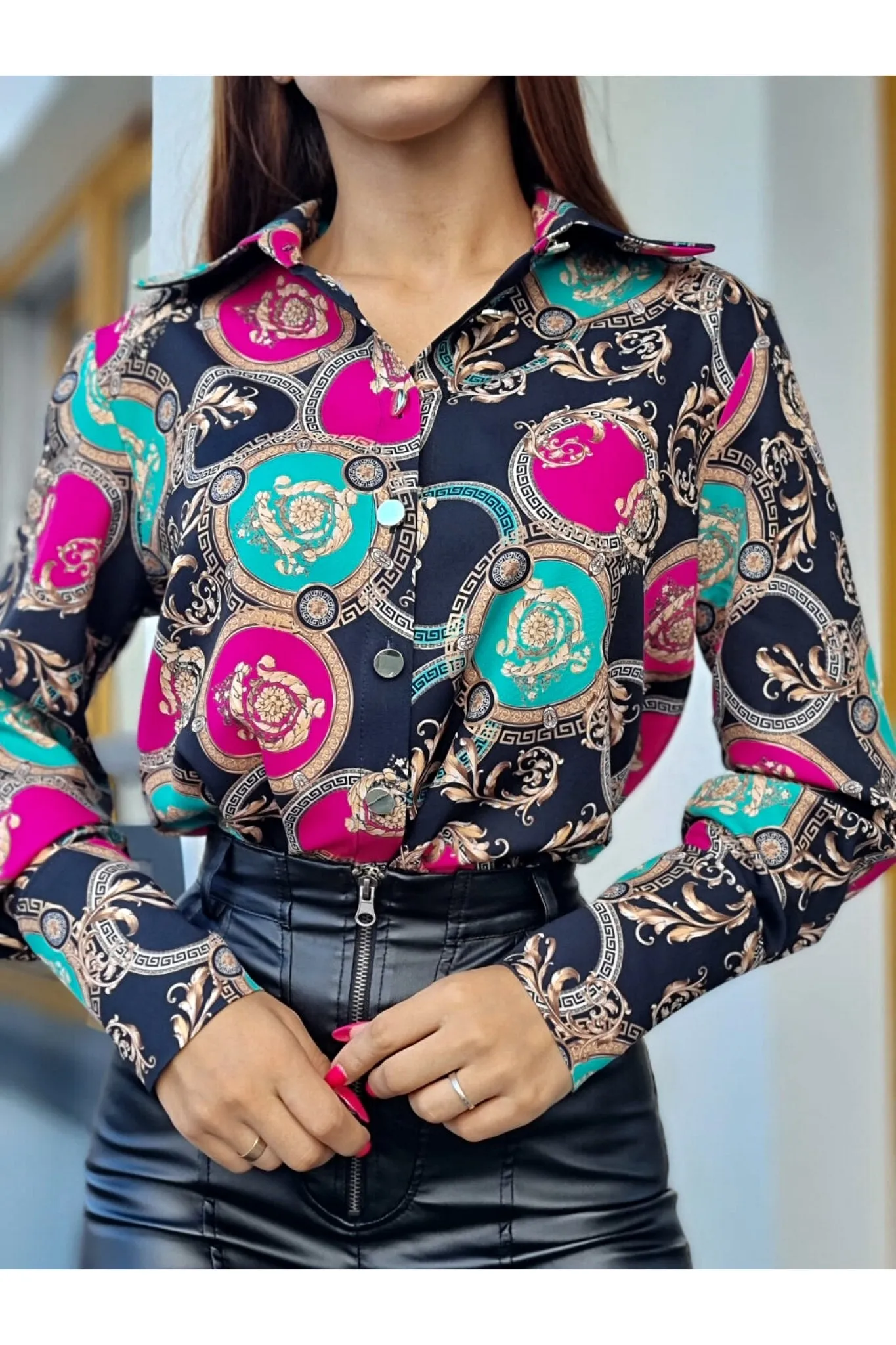 Camicia elegante nera a fantasia damascata e cerchi fucsia verde acqua con bottoni dorati