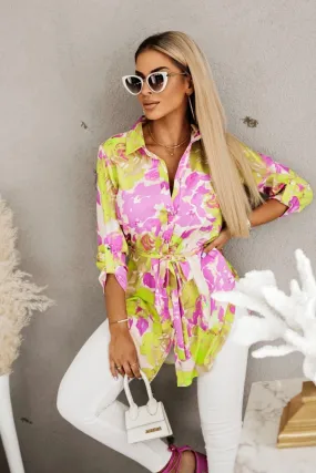 Camicia lunga giallo lime a fantasia floreale rosa con spacchi laterali e cinturino